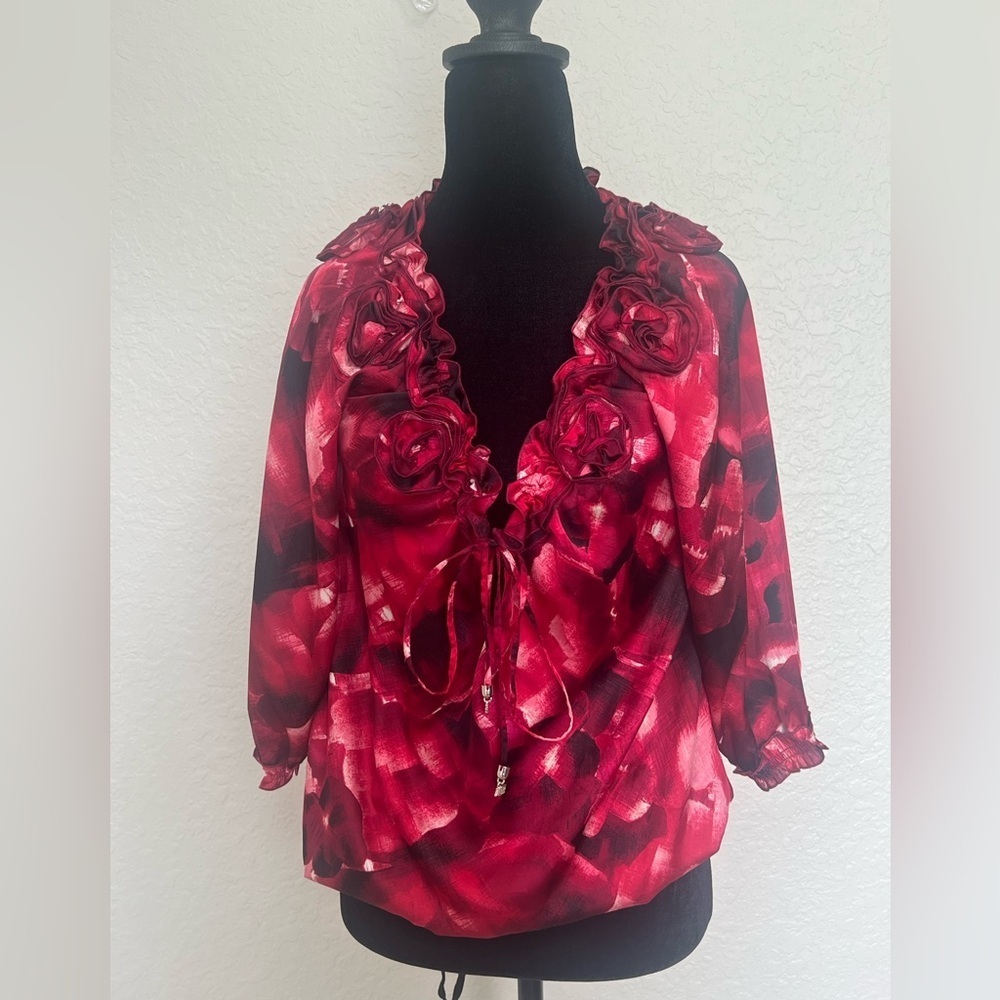 White House Black Market Red and Black Ruffled Tie Front Blouse
Caja 6